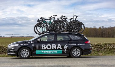 Fains-la-Folie, Fransa-5 Mart 2018: Bora Hansgrohe sürüş bir ülke yolda peloton geçen Paris-Nice 2018 2 aşamasında sonra takımının teknik araba.