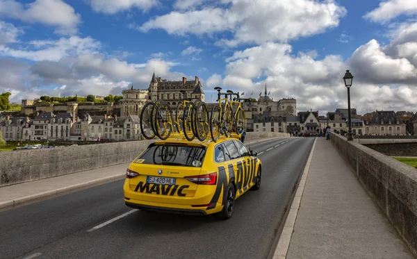 Amboise França Outubro 2017 Carro Serviço Amarelo Mavic Dirigindo Ponte — Fotografia de Stock