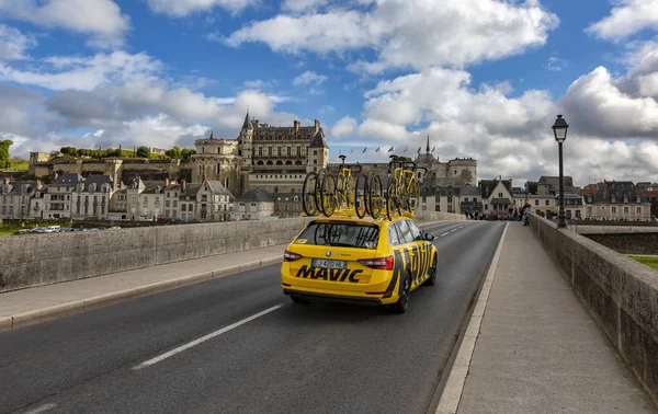 Amboise Francja Października 2017 Samochód Żółty Serwis Mavic Jazdy Moście — Zdjęcie stockowe