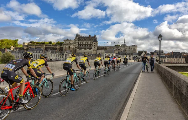 奥尔良 10月 82017 珀通过在奥尔良城堡前面的桥梁在巴黎 游览路自行车赛期间 — 图库照片