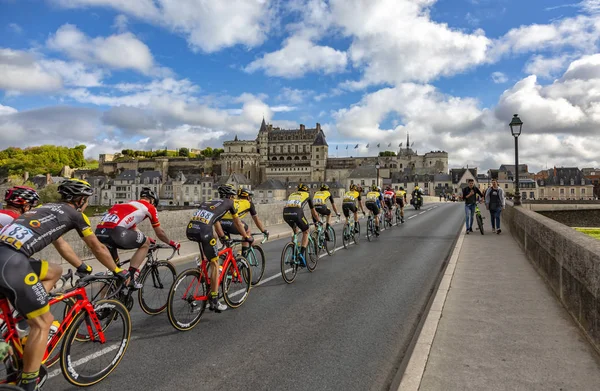 Amboise France October 2017 Peloton Passing Bridge Front Amboise Castle — Stock Photo, Image