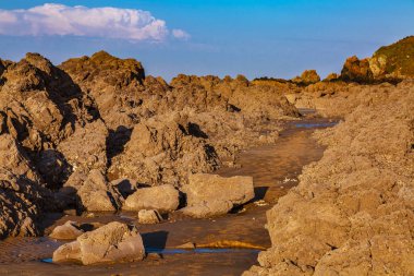 Zırh sahil şeridi üzerinde Brittany vahşi kayalık plaj.