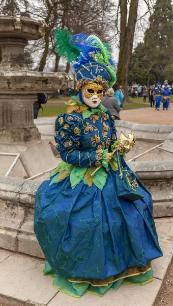 偽装人は 本物のヴェネツィアの美しさを祝うヴェネツィアのカーニバル中にフランスのアヌシーにポーズのアヌシー フランス 2014 肖像画 — ストック写真