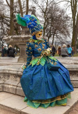 Annecy, Fransa, 15 Mart 2014: Annecy, Fransa, bir Venedik gerçek Venedik güzelliği kutluyor Karnaval sırasında poz gizli bir insan portresi.