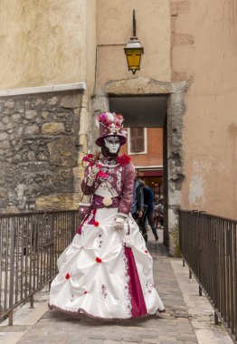 Annecy, Fransa, 15 Mart 2014: Annecy, Fransa, bir Venedik gerçek Venedik güzelliği kutluyor Karnaval sırasında poz gizli bir insan portresi.