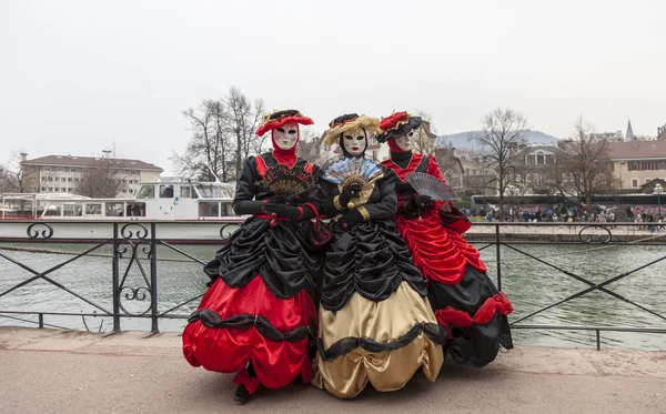 偽装人は 本物のヴェネツィアの美しさを祝うヴェネツィアのカーニバル中にフランスのアヌシーにポーズのアヌシー フランス 2014 肖像画 — ストック写真