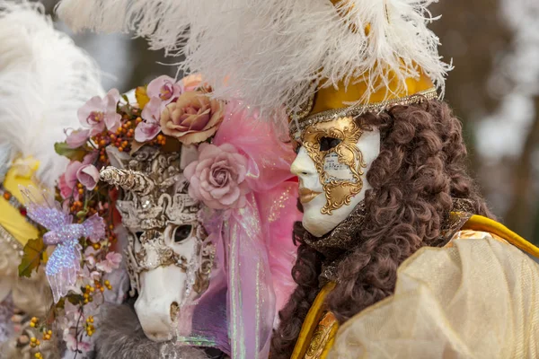 偽装人は 本物のヴェネツィアの美しさを祝うヴェネツィアのカーニバル中にフランスのアヌシーにポーズのアヌシー フランス 2014 肖像画 — ストック写真