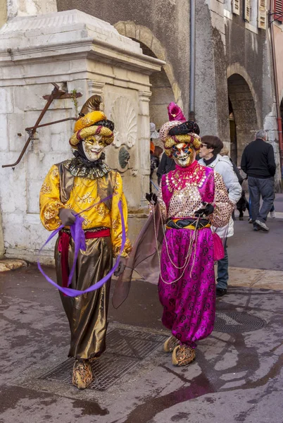 アヌシー フランス 2014 肖像画偽装カップルの本物のヴェネツィアの美しさを祝うヴェネツィアのカーニバル中にフランス アヌシーのポーズ — ストック写真