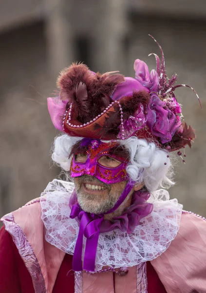 法国安奈西 2014年3月15日 一个伪装的人的肖像 摆姿势在安奈西 在威尼斯狂欢节 庆祝真正的威尼斯之美 — 图库照片