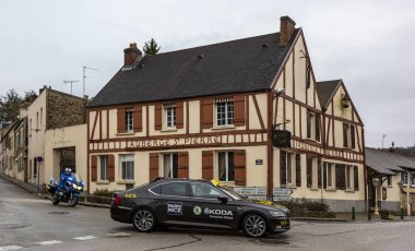 Dampierre-tr-Yvelines, Fransa-4 Mart 2018: resmi Skoda araba sırasında Paris-Nice 2018 geleneksel yarım ahşap evin önüne geçiyor.