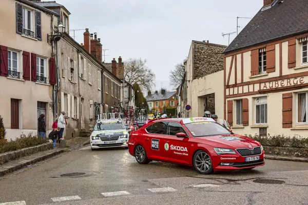 なダンピエール イヴリーヌ フランス 2018 ニース 2018年の第 段階で 伝統的な木骨造りの家の前を通過技術の車の行 — ストック写真