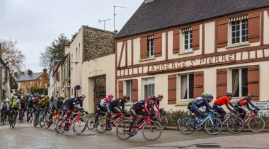 Dampierre-tr-Yvelines, Fransa-4 Mart 2018: Peloton geçer geleneksel binaları önünde bir Fransız köyünde küçük bir sokakta sırasında Paris-Nice 2018