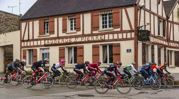 Dampierre Yvelines Francja Marca 2018 Peleton Przechodzi Przed Tradycyjnych Budynków — Zdjęcie stockowe