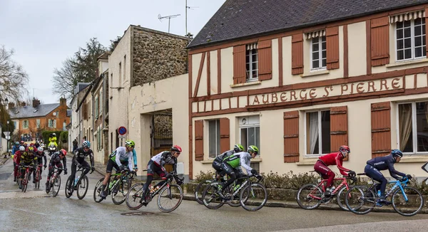 Dampierre Yvelines Francia Marzo 2018 Peloton Pasa Frente Edificios Tradicionales — Foto de Stock