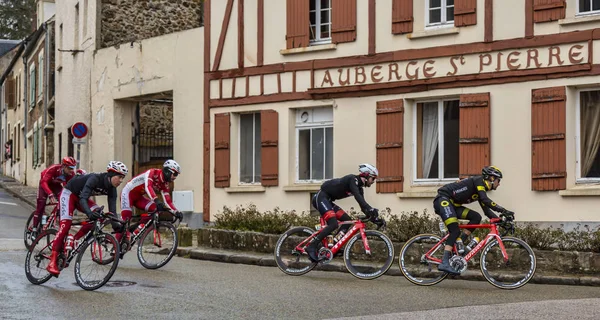 Dampierre Yvelines Francia Marzo 2018 Grupo Ciclistas Excavan Frente Edificios —  Fotos de Stock