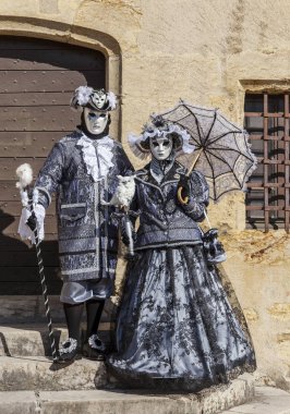 Annecy, Fransa, 16 Mart 2014: Annecy, Fransa, bir Venedik gerçek Venedik güzelliği kutluyor Karnaval sırasında poz portresi gizli bir çift,.