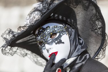 Annecy, Fransa, 16 Mart 2014: Annecy, Fransa, bir Venedik gerçek Venedik güzelliği kutluyor Karnaval sırasında poz gizli bir insan portresi.