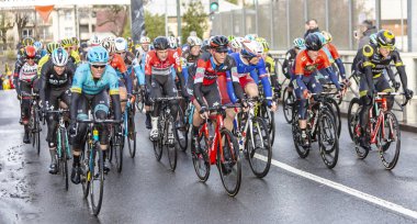 Meudon, Fransa - 4 Mart 2018: Peloton sırasında Paris-Nice 2018 sürme.