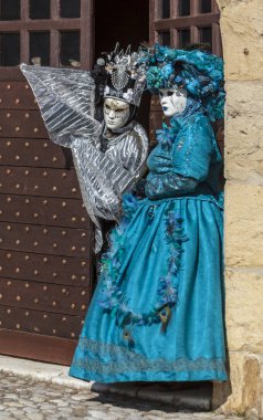 Annecy, Fransa, 16 Mart 2014: Annecy, Fransa, bir Venedik gerçek Venedik güzelliği kutluyor Karnaval sırasında poz portresi gizli bir çift,.