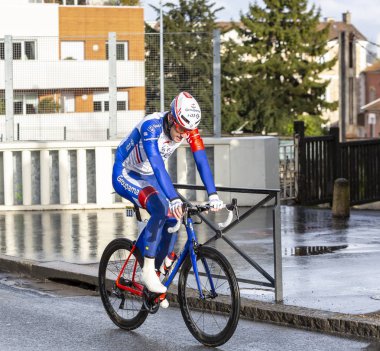 Meudon, Fransa - 4 Mart 2018: İtalyan bisikletçi Jacopo Guarnieri, takım Groupama-Paris-Nice 2018 sırasında sürme Fdj.