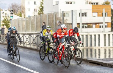 Meudon, Fransa - 4 Mart 2018: Grup bisiklet sürme sırasında Paris-Nice 2018.