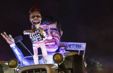 Nice, Fransa - 16.02.2019: Ünlü Fransız aktör Jean-Paul Belmondo gece geçit töreni-Kral sinema-Carnaval de güzel 2019 görünen görüntüsü. Bu yıl Karnaval teması sinema Victoire studios kutlamak içindir