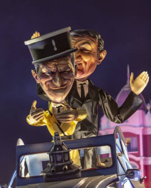 Nice, Fransa - 16.02.2019: Görüntü bir maskotu ünlü Fransız komedyenler Louis de Funes ve gece geçit töreni-Kral sinema-Carnaval de Nice 2019 görünen Bourvil. Bu yıl Karnaval teması, çünkü sinemadır studios o