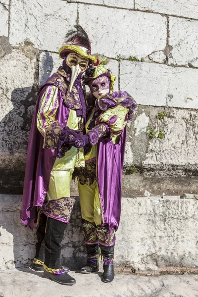 Verkleidetes Paar - annecy venezianischen Karneval 2014 — Stockfoto