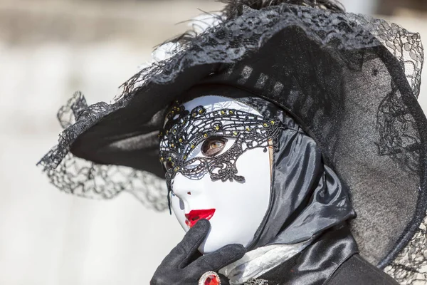 Persona travestita - Carnevale veneziano di Annecy 2014 — Foto Stock