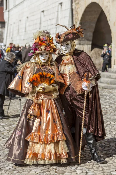 Замаскированная пара - Annecy Venetian Carnival 2014 — стоковое фото