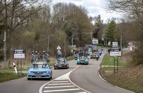 Fila de carros técnicos - Paris-Nice 2019 — Fotografia de Stock