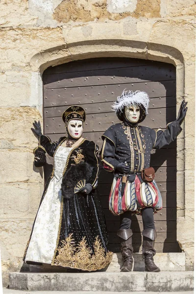 Naamioitu pari Annecy venetsialainen karnevaali 2014 — kuvapankkivalokuva