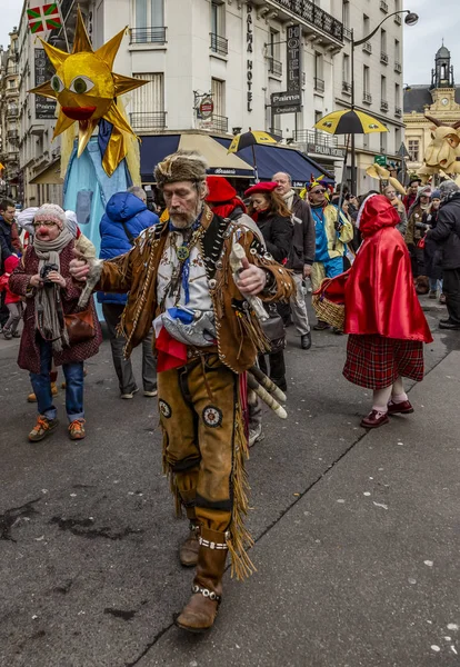 伪装的人民团体----2018年巴黎狂欢节 — 图库照片
