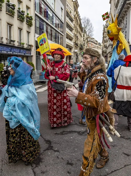 Группа замаскированных людей - Carnaval de Paris 2018 — стоковое фото