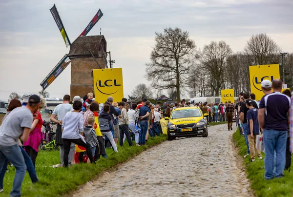 La voiture de l'équipe Lotto-Jumbo - Paris-Roubaix 2018 — Photo