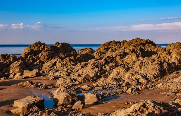 鎧の海岸線にブルターニュで野生の岩のビーチ — ストック写真