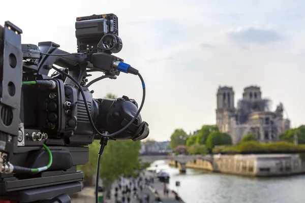 Close Image Television Professional Rig Broadcasting Notre Dame Cathedral Surroundings — Stock Photo, Image