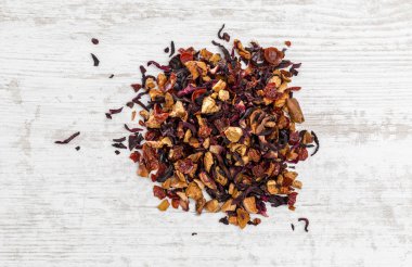 Beyaz ahşap bir yüzeyüzerinde bir demet meyve çayı.