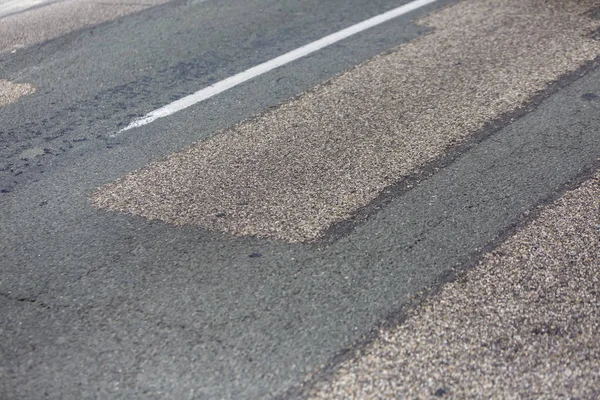 修復されたアスファルト道路の一部の詳細 — ストック写真