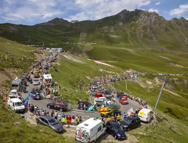 Rząd pojazdów technicznych na Col du Tourmalet-Tour de France 2 — Zdjęcie stockowe