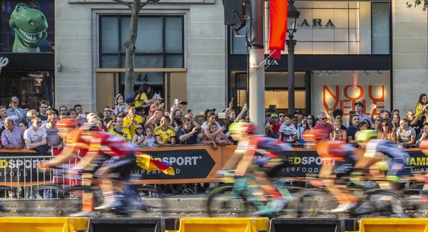 Cavalgando rápido em Paris no Champs Elysees - Tour de France 2019 — Fotografia de Stock