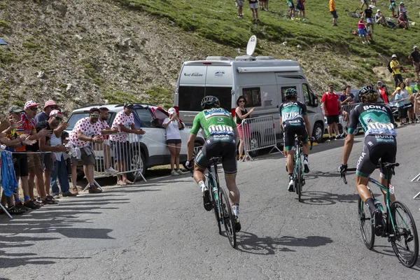 Bisikletçiler Grubu Col du Tourmalet 'de - Fransa Bisiklet Turu 2018 — Stok fotoğraf