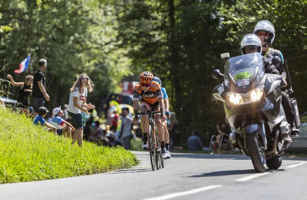 女性サイクリストアニカ・ラングヴァッド - ラ・コース・バイ・ル・トゥール・ド・フラン — ストック写真