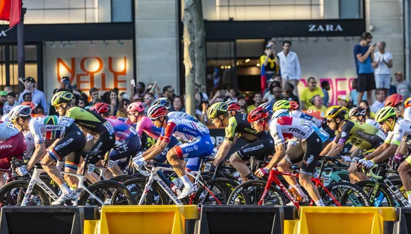 Το PELOTON στο Παρίσι στα Ηλύσια πεδία στο Παρίσι-Tour de France — Φωτογραφία Αρχείου