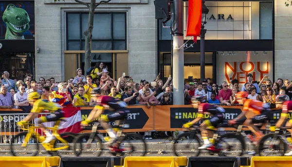 Radfahren in Paris auf den Champs Elysees - Tour de France 2019 — Stockfoto