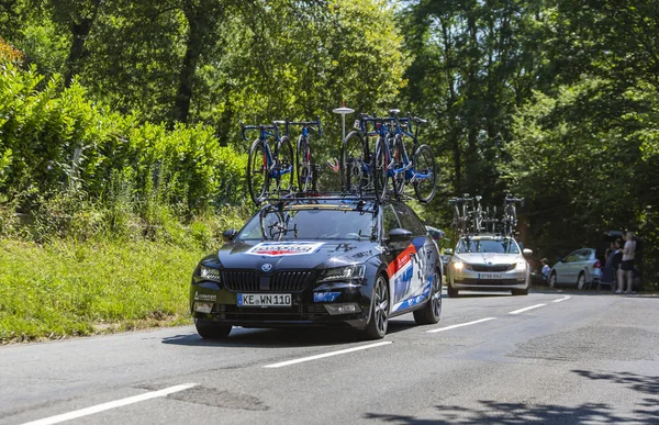 Das Auto des weiblichen Teams wnt-rotor pro cycling - la course by le — Stockfoto