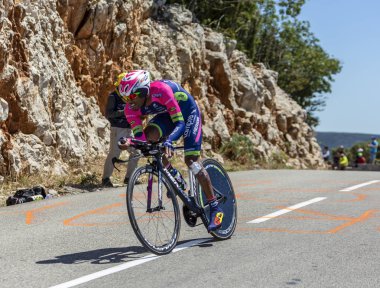 Col du Serre de Tourre, Fransa - 15 Temmuz 2016: Lampre-Merida Takımından Etiyopyalı bisikletçi Tsgabu Grmay, Col du Serre de Tourre 'da, Fransa Bisiklet Turu sırasında Ardeche Gorges' da bireysel zaman denemesi sırasında at sürüyor