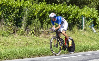 Bosdarros, Fransa - 19 Temmuz 2019: Le Tour de France 2019, Bireysel zaman denemesi sırasında Toplam Doğrudan Enerji Takımı 'nın Fransız bisikletçisi Romain Sicard.