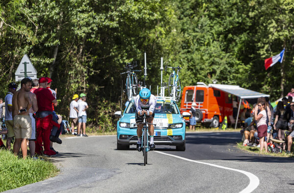 Босдаррос, Франция - 19 июля 2019 года: Казахстанский велогонщик Алексей Луценко из команды Астаны, участвующий в 13-м этапе индивидуальной гонки на время Le Tour de France 2019
.