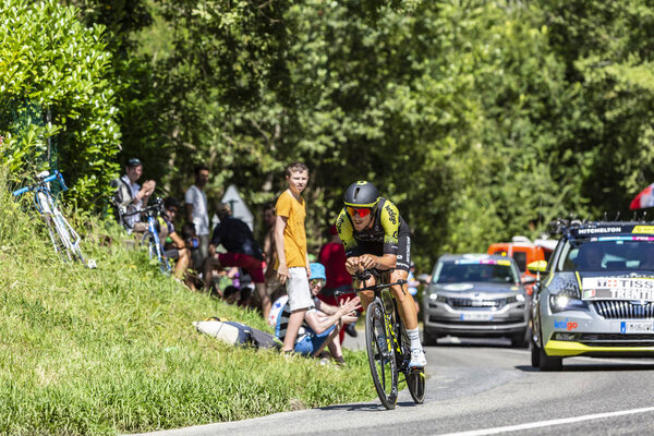 Босдаррос, Франция - 19 июля 2019 года: Итальянский велогонщик Маттео Трентен из команды Митчелтон-Скотт едет во время 13-го этапа индивидуальной гонки на время Le Tour de France 2019
.